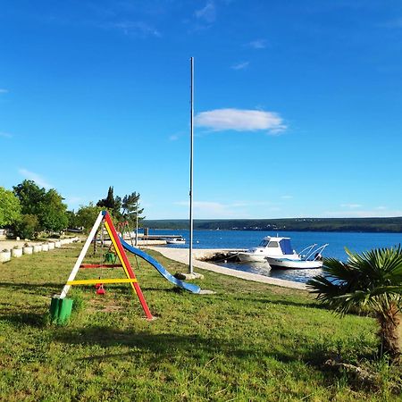 Villa Punta Blava: Beachfront Family Retreat with Sea Views Obrovac Exterior photo