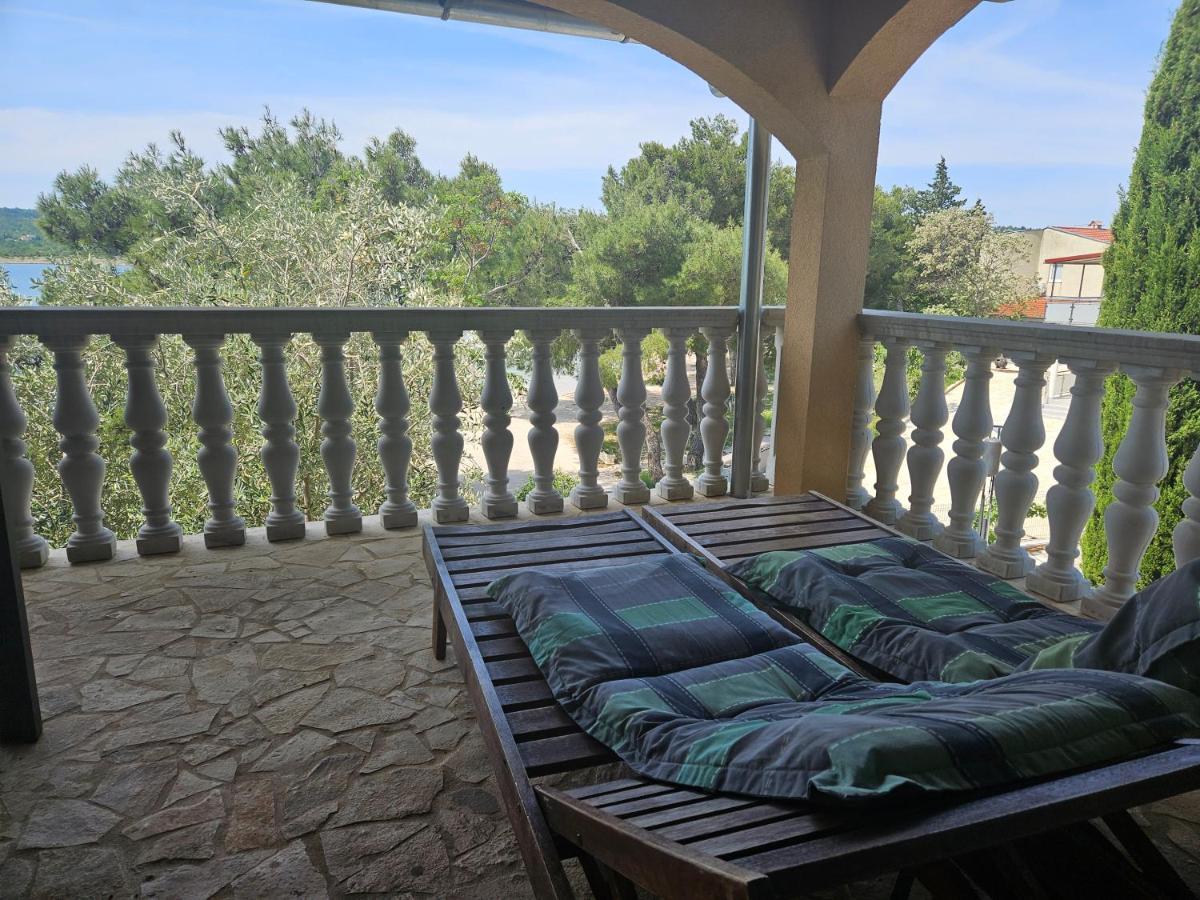 Villa Punta Blava: Beachfront Family Retreat with Sea Views Obrovac Exterior photo