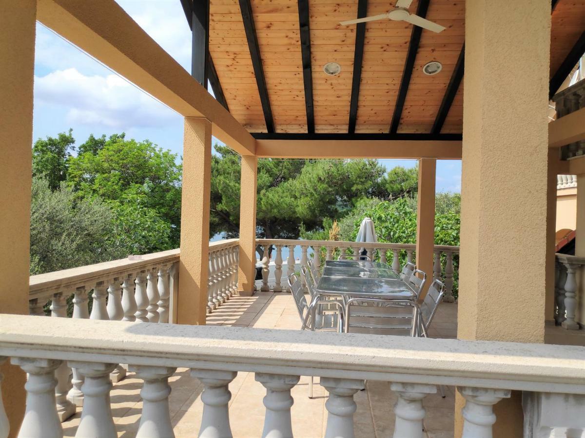 Villa Punta Blava: Beachfront Family Retreat with Sea Views Obrovac Exterior photo
