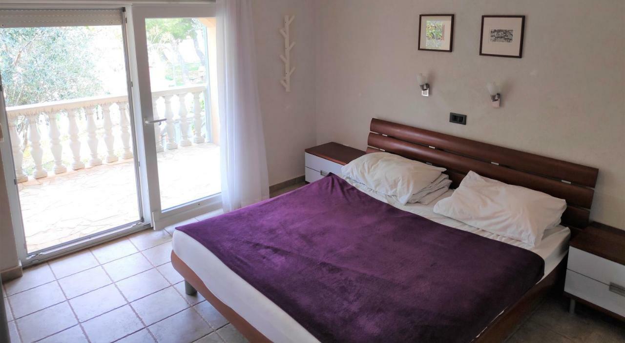Villa Punta Blava: Beachfront Family Retreat with Sea Views Obrovac Exterior photo