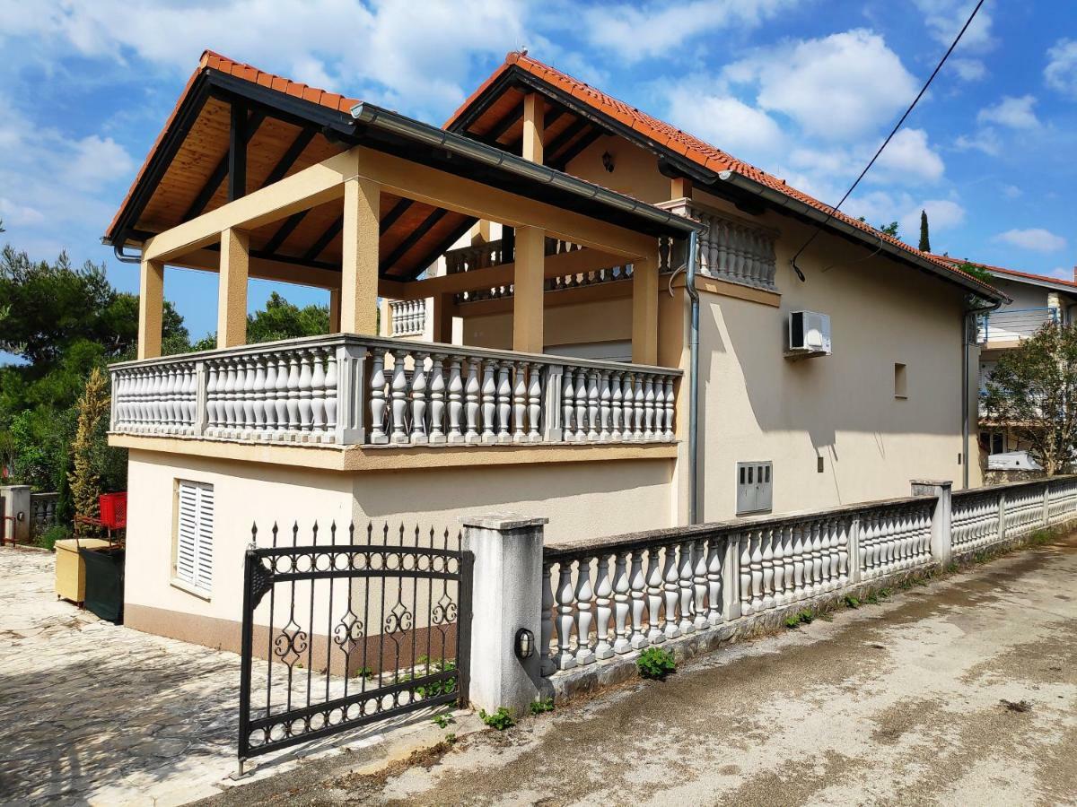 Villa Punta Blava: Beachfront Family Retreat with Sea Views Obrovac Exterior photo