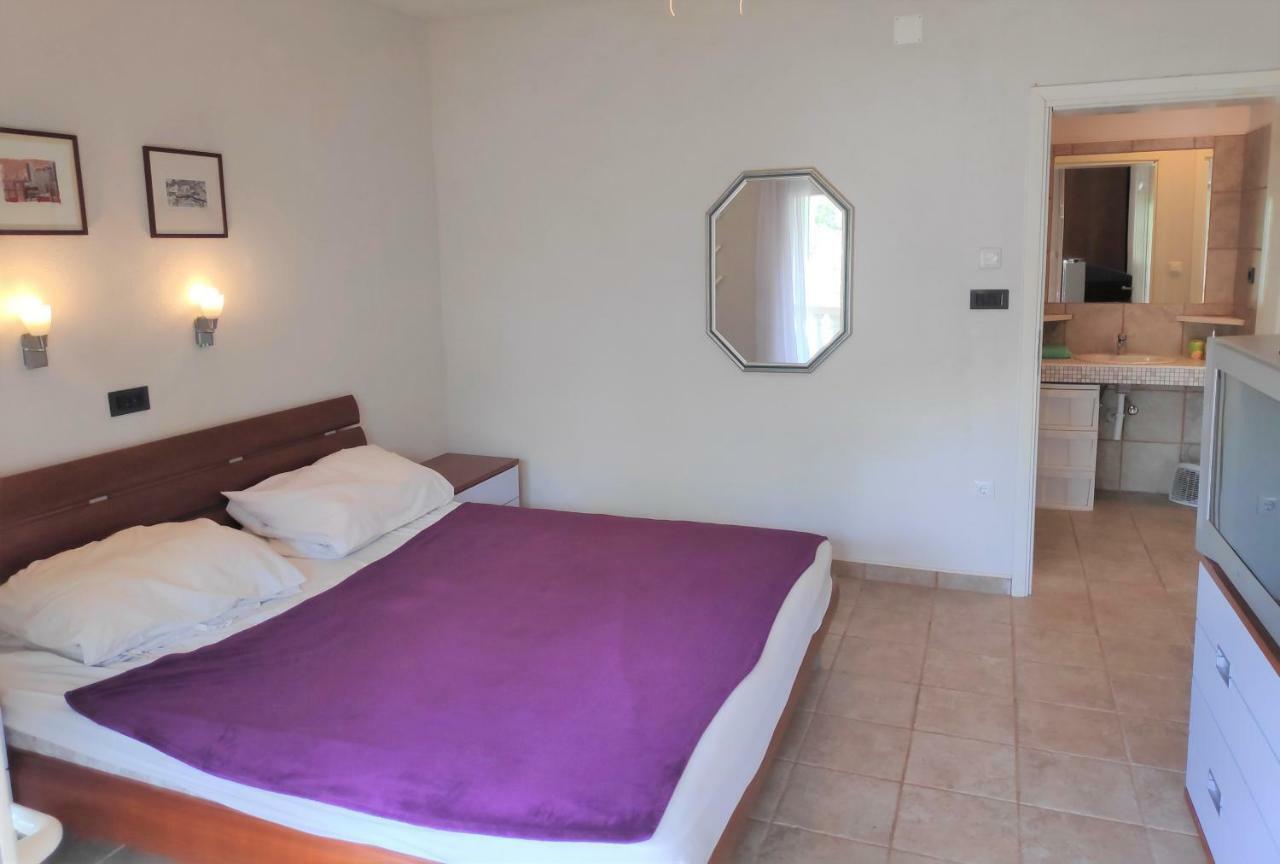 Villa Punta Blava: Beachfront Family Retreat with Sea Views Obrovac Exterior photo
